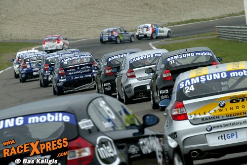 BMW slingerend op weg